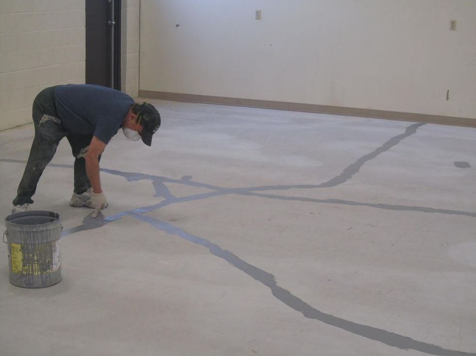 Как ремонтировать швы в бетонном полу?