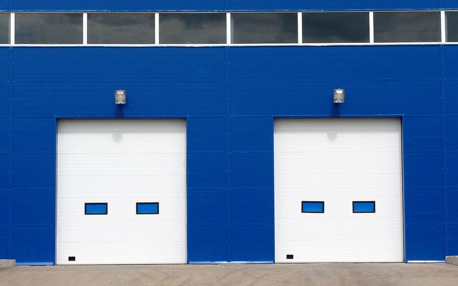 Отличительные особенности промышленных секционных ворот