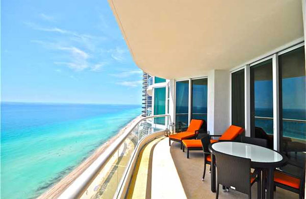 «Трансперенси» рассказала, как глава ФГУП, транслирующего парад Победы, хитроумно накупил элитных квартир во Флориде