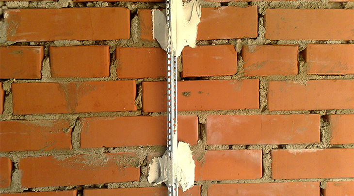 Оштукатуривание стен по маякам