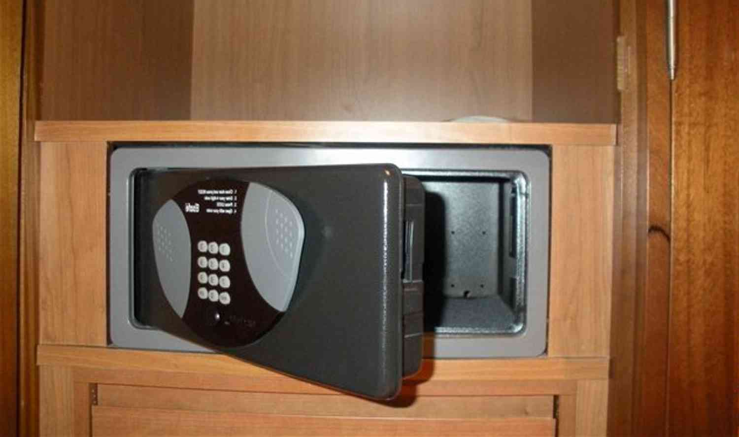 Как выбрать «мебельный» сейф?