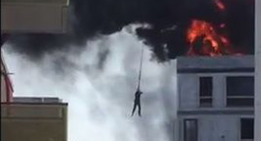 В Дании рабочий чудом спасся с горящей крыши шестиэтажки, зацепившись за тросы крана