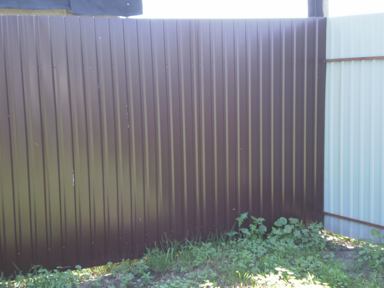 Как самому построить забор из профнастила