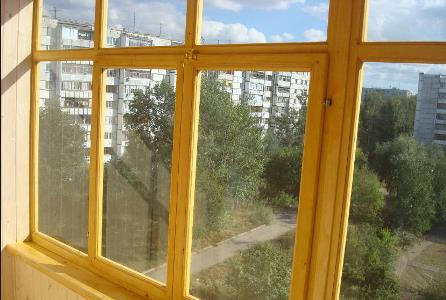 Остекление балконов деревом