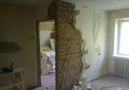 Особенности демонтажа штукатурки с потолка