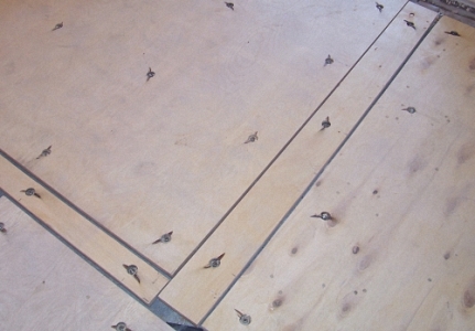 Кладем двп на деревянный пол