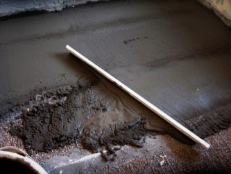 Разновидности стяжек для пола в ванной