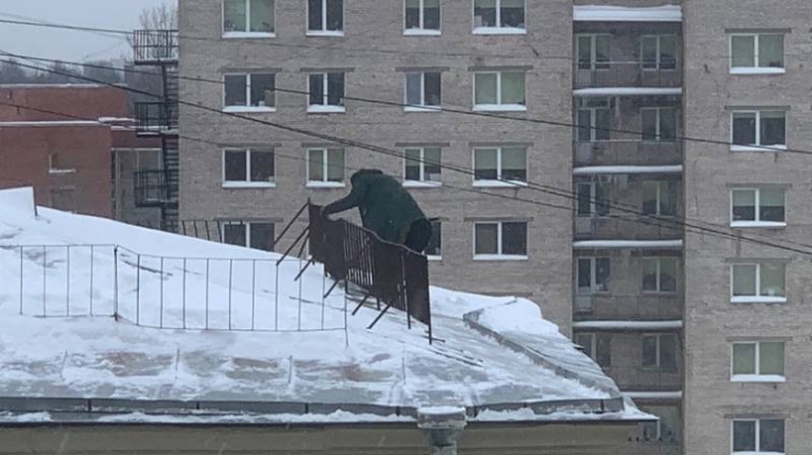 Опасные сосульки: петербуржцы рассказали о страхе гулять по городу после потепления